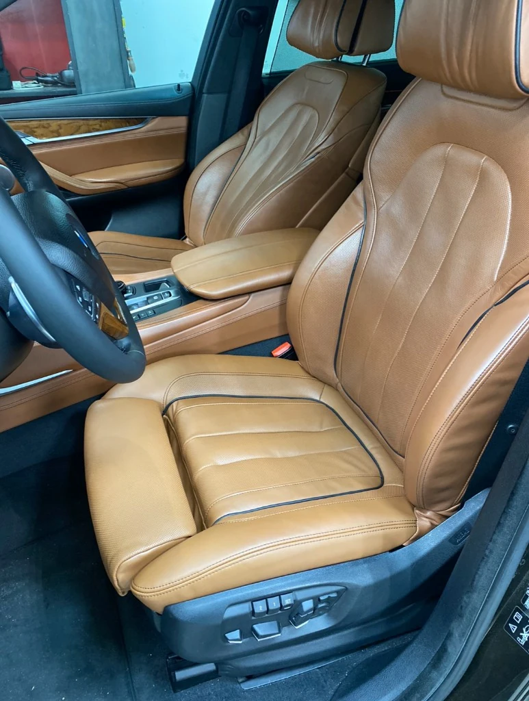 Коричневая кожа салона Mercedes — ремонт сидений в Одессе