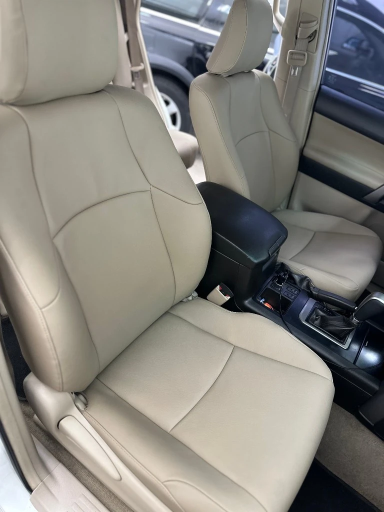 Сиденье Toyota Land Cruiser — декоративная строчка на чёрной коже