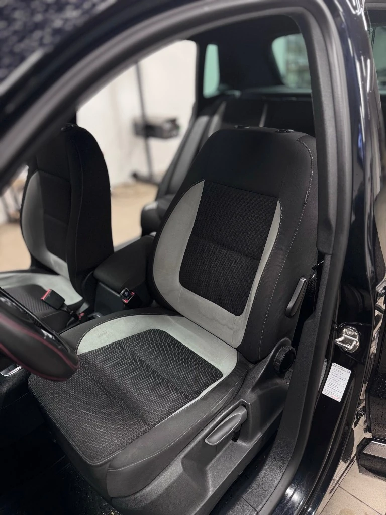 Светло-серое кожаное сиденье с перфорацией и маркировкой AIRBAG