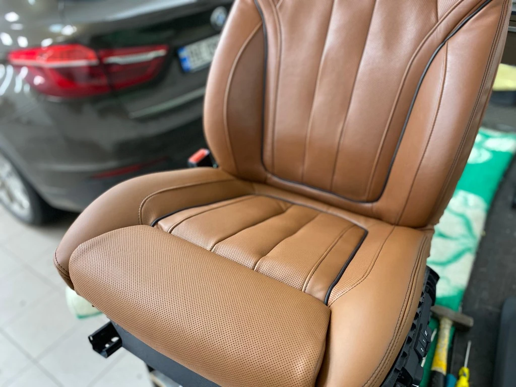 Бежевое кожаное сиденье на стенде в ателье Auto Style, Одесса