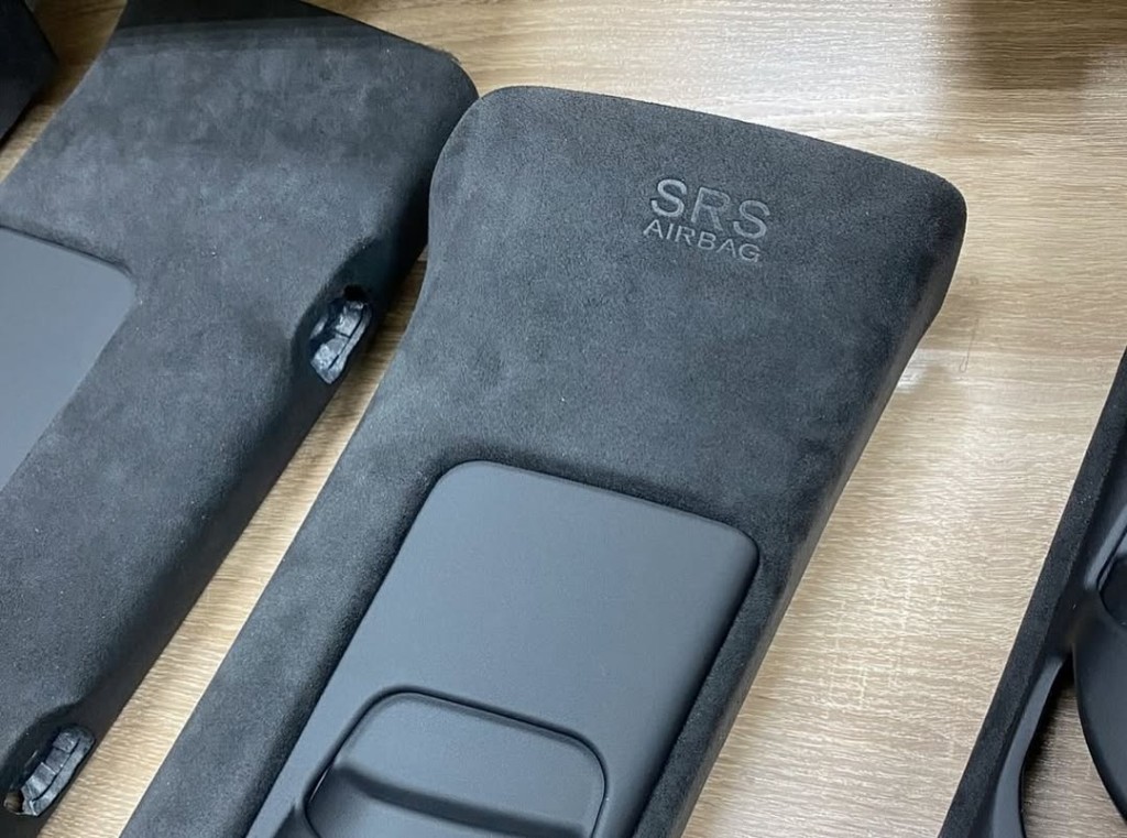 Стойки салона Toyota Prado в тёмно-серой Alcantara, маркировка SRS AIRBAG сохранена.