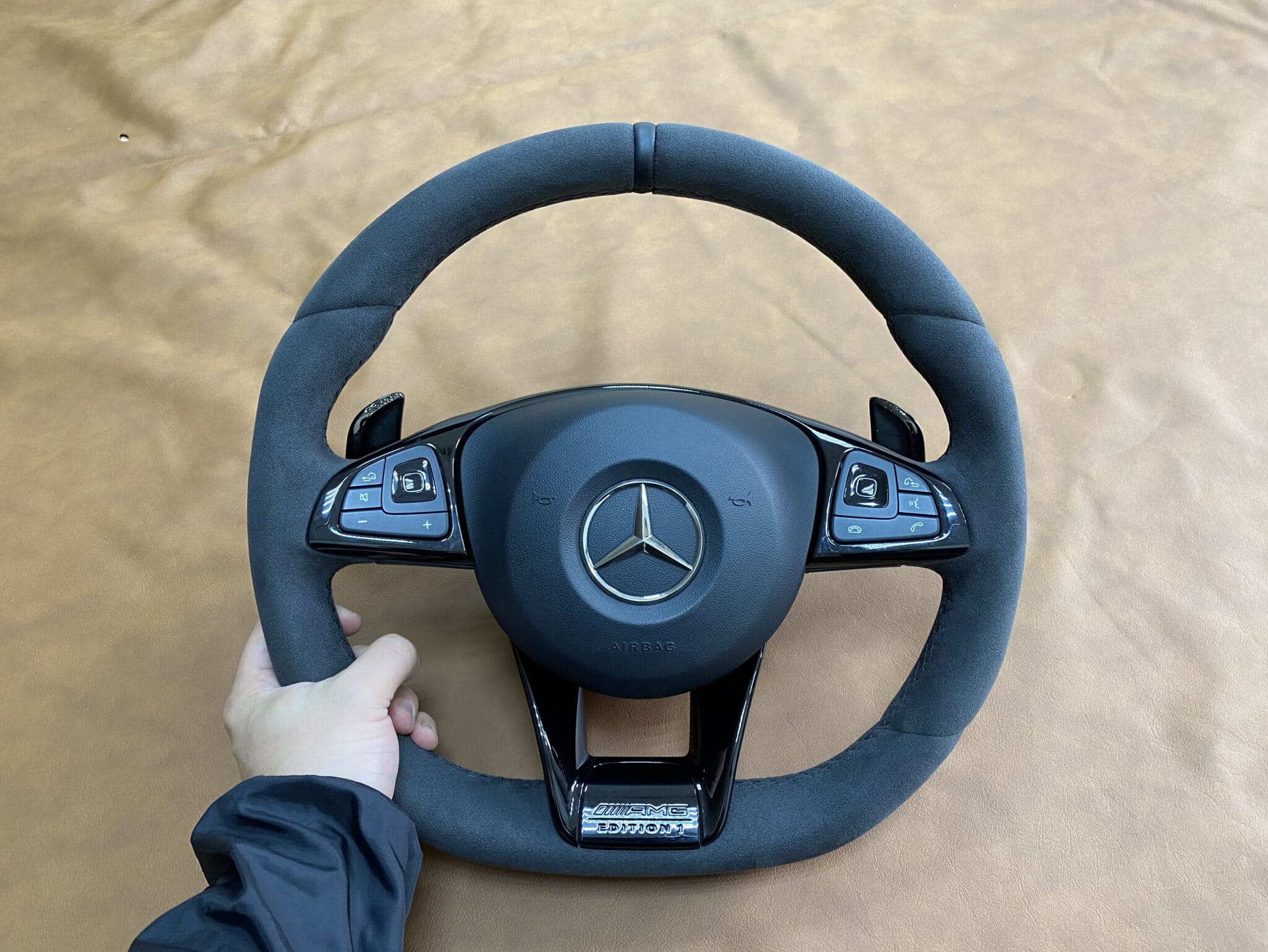 Перетяжка руля Mercedes-AMG E63S — Alcantara, контрастная прострочка