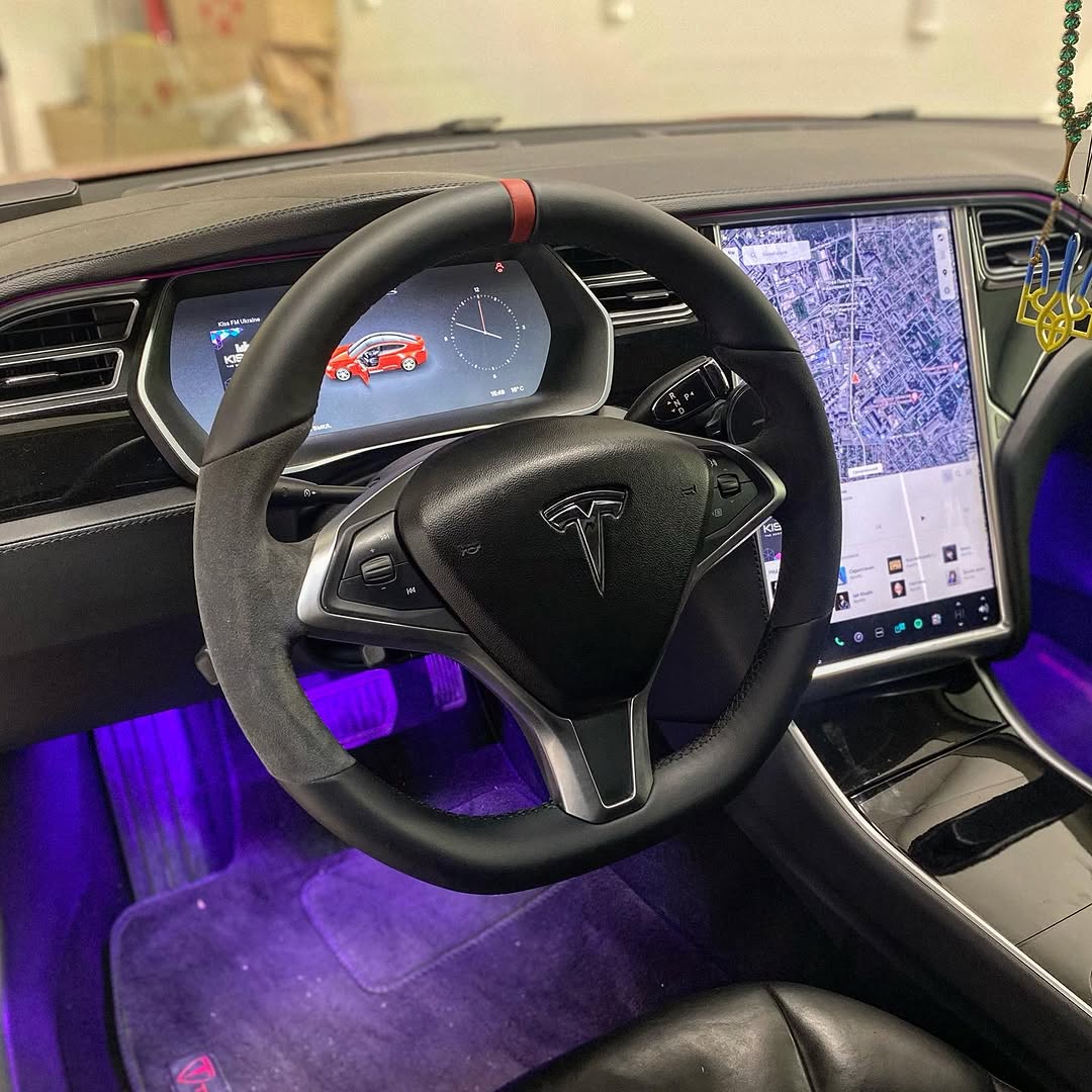 Перетяжка руля Tesla Model S — премиальные материалы и аккуратный шов
