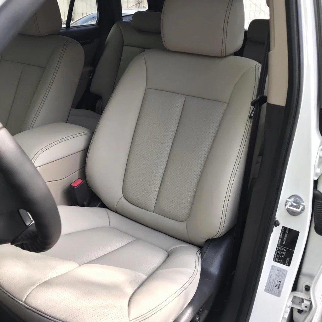 Переднее пассажирское сиденье и центральный тоннель: перетяжка салона Hyundai Santa Fe в бежевых тонах