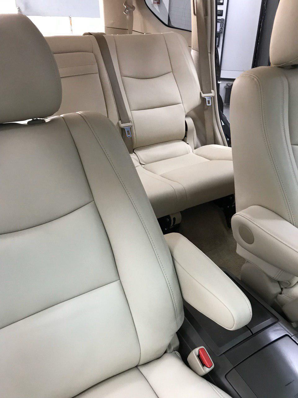 Перешив салона Lexus GX470 — экокожа, дверные карты и подлокотники
