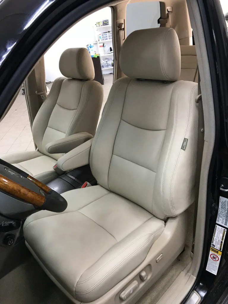 Передние сиденья Lexus GX470 после перетяжки бежевой экокожей, вид со стороны водителя