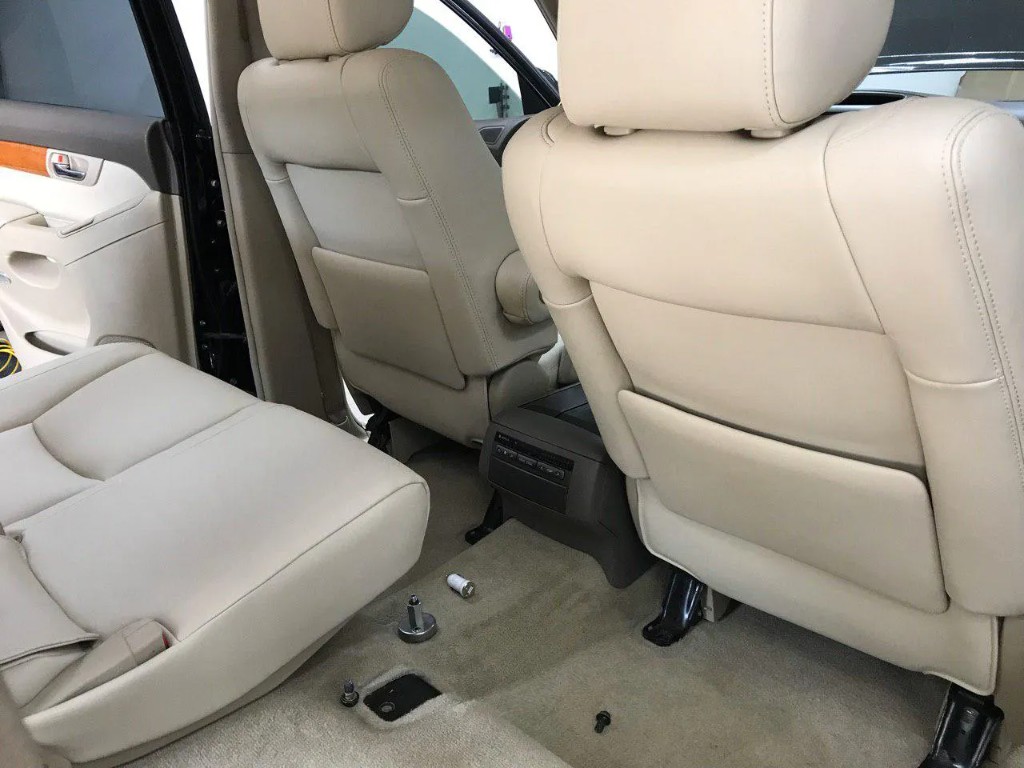 Вид с заднего ряда на спинки передних сидений Lexus GX470 после перетяжки