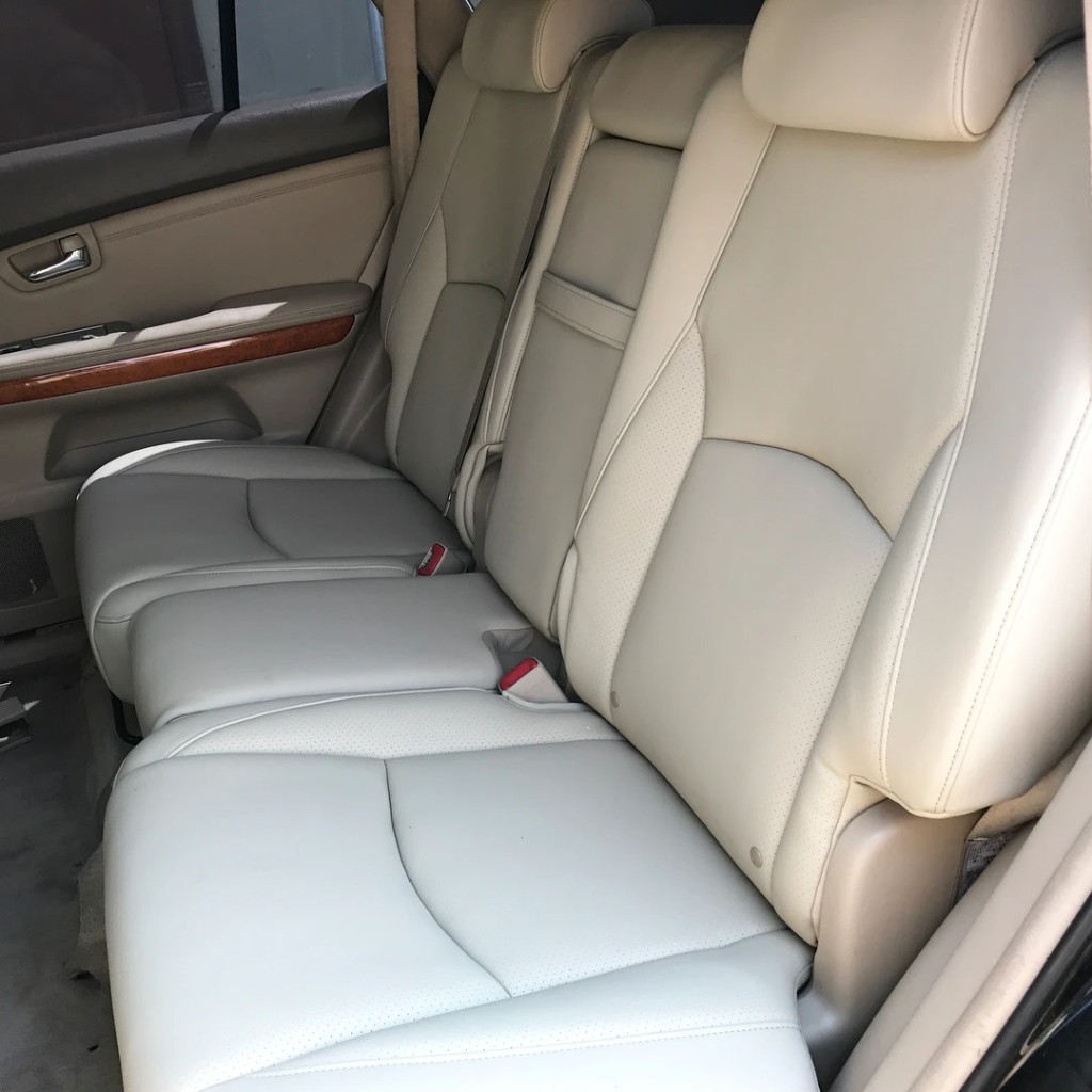 Задний ряд сидений Lexus RX350 после перетяжки