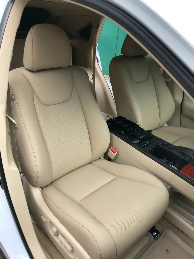 Передние сиденья Lexus RX450 после перетяжки светлой кожей Nappa, вид со стороны переднего пассажира