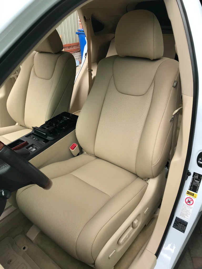 Салон Lexus RX450 после перетяжки, вид с открытой двери водителя