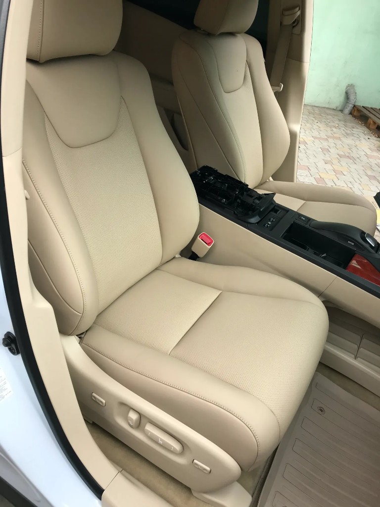 Передние сиденья Lexus RX450 в светлой коже Nappa, общий вид салона