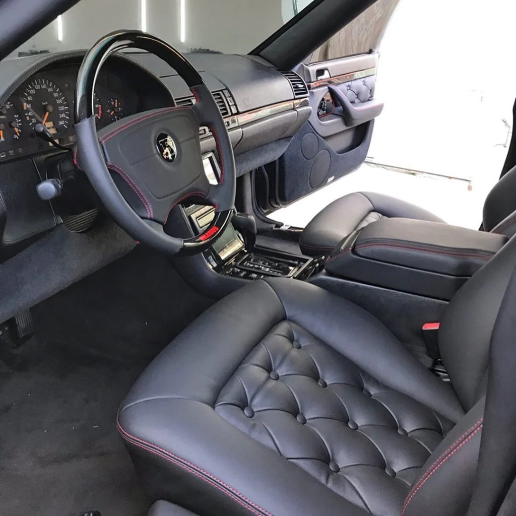 Mercedes-Benz W140 — салон с рулём Brabus, каретная стяжка на сиденьях и дверных картах