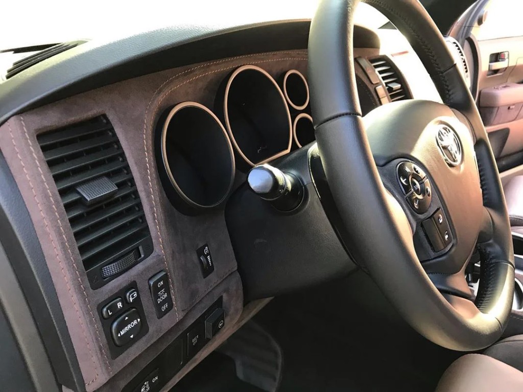 Торпедо и приборная панель Toyota Tundra в Alcantara с контрастной строчкой