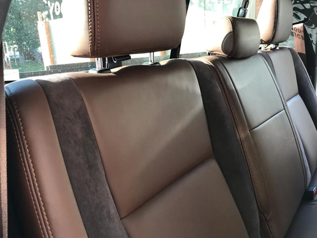 Задний диван Toyota Tundra: двухтоновая обивка кожа и Alcantara