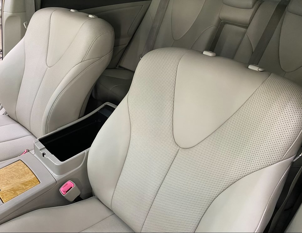 Перетяжка салона Toyota Camry — экокожа