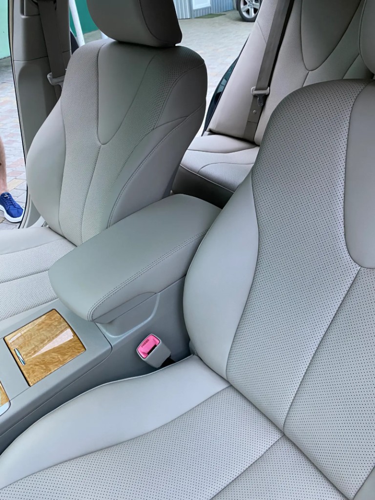 Салон Toyota Camry 40 после перетяжки: светлая экокожа на передних и задних сиденьях и подлокотнике, перфорированные вставки, вид со стороны переднего пассажира