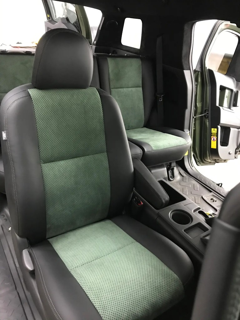 Toyota FJ Cruiser — переднее пассажирское сиденье: чёрная экокожа и перфорированная зелёная Alcantara