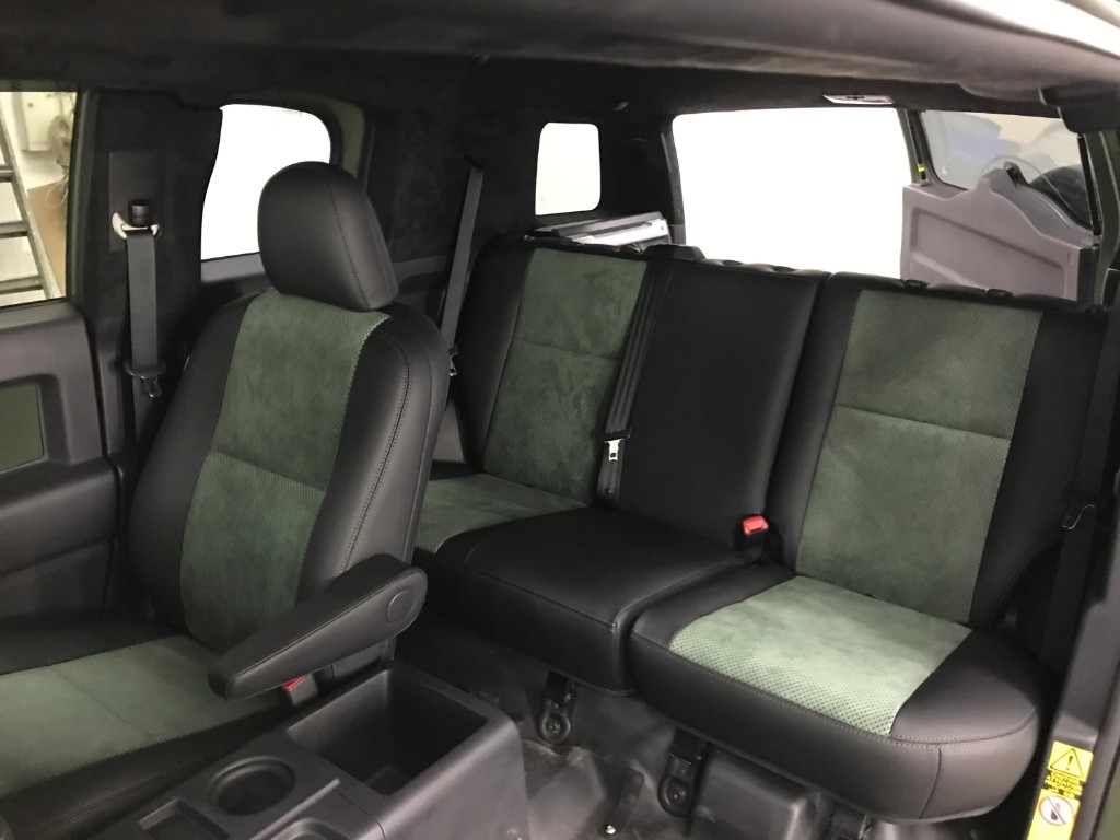 Toyota FJ Cruiser — салон со стороны водителя: передние и задние сиденья, стойки и потолок в тёмной Alcantara