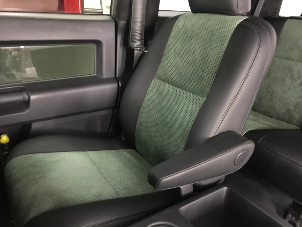 Toyota FJ Cruiser — крупный план переднего пассажирского сиденья: контраст кожи и Alcantara