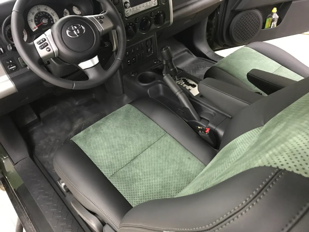 Toyota FJ Cruiser — сиденья Alcantara