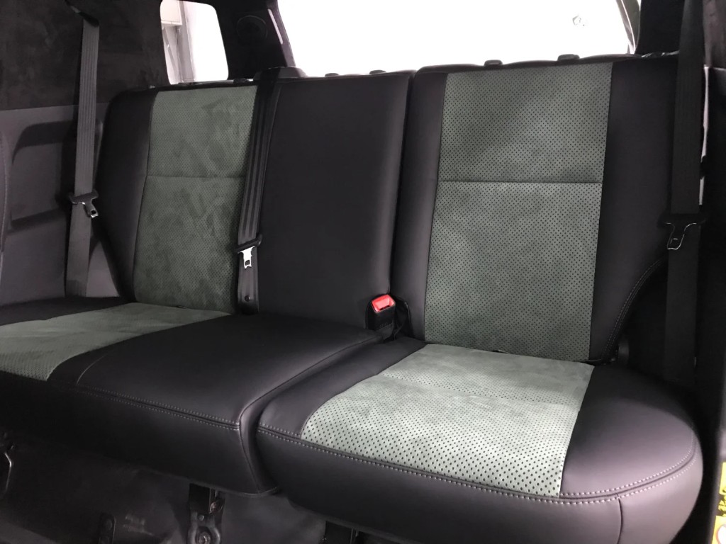 Toyota FJ Cruiser — задний диван: чёрная кожа и зелёная перфорированная Alcantara