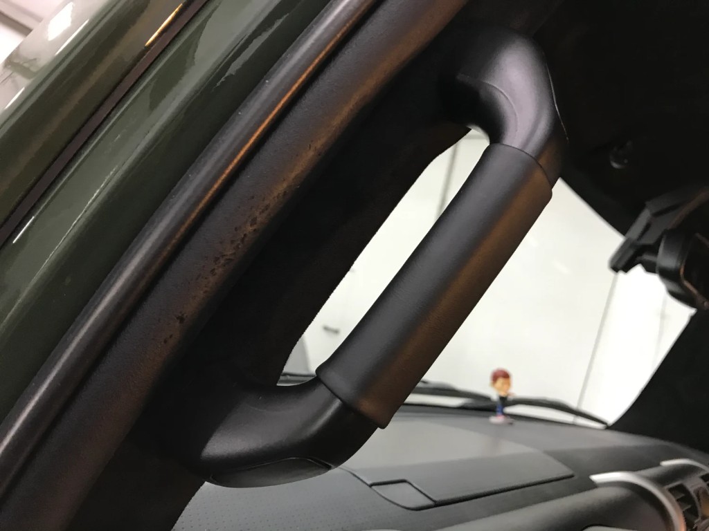 Toyota FJ Cruiser — стойка А и ручка: обивка Alcantara