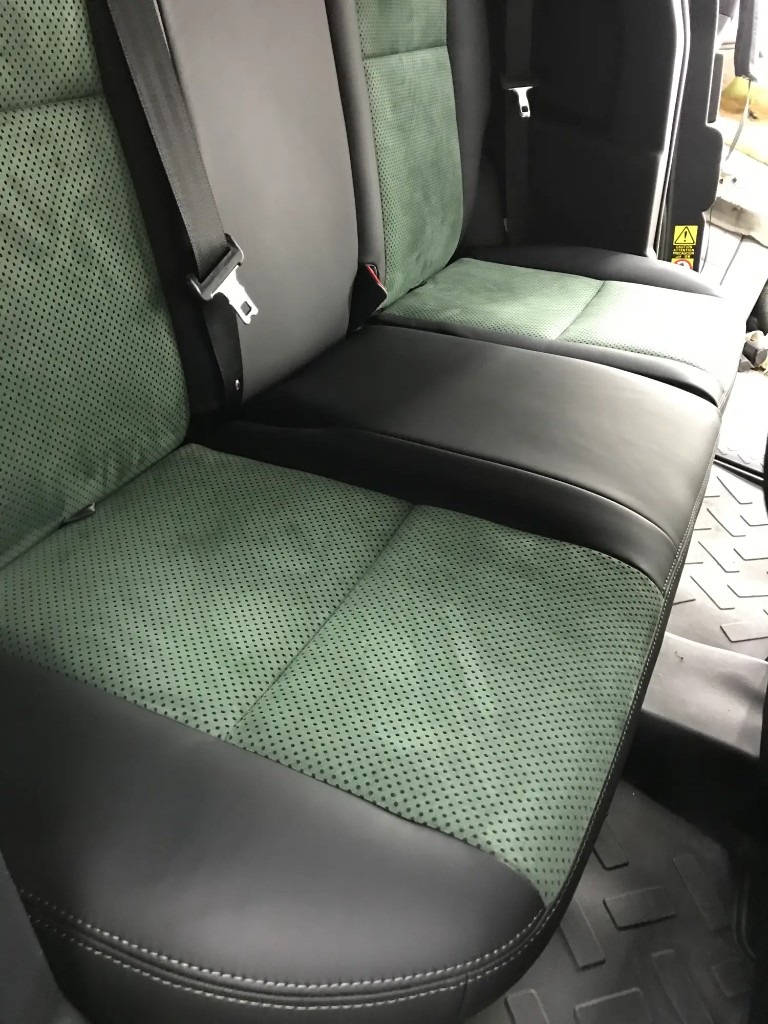 Toyota FJ Cruiser — задний ряд сидений: перфорированная Alcantara и контрастная строчка