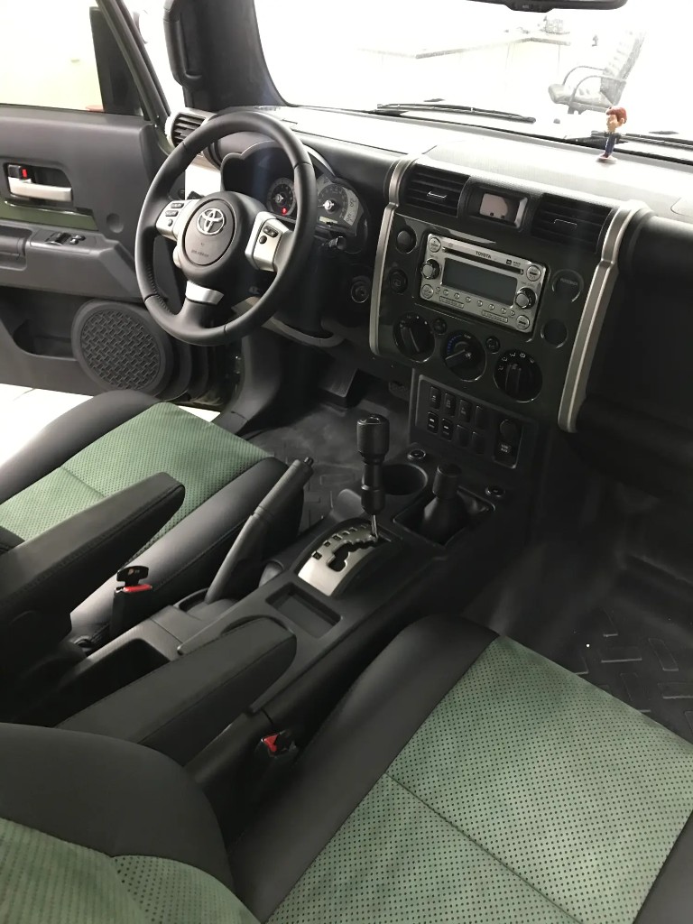 Toyota FJ Cruiser — передняя часть салона: панель приборов, руль и сиденья