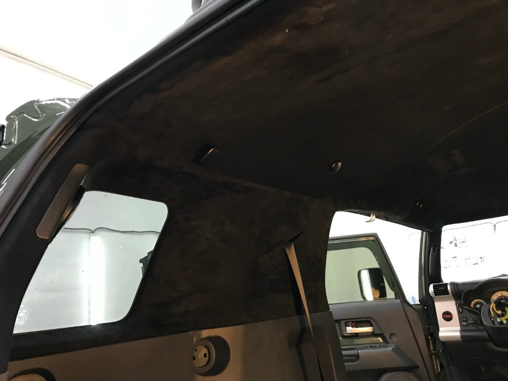 Toyota FJ Cruiser — потолок и стойки в чёрной Alcantara, вид из задней части салона