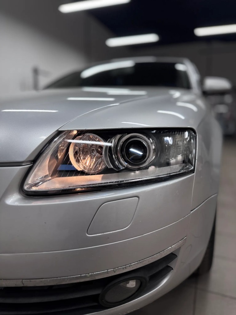 Восстановление оптики серебристого Audi — чистое стекло фары после ремонта