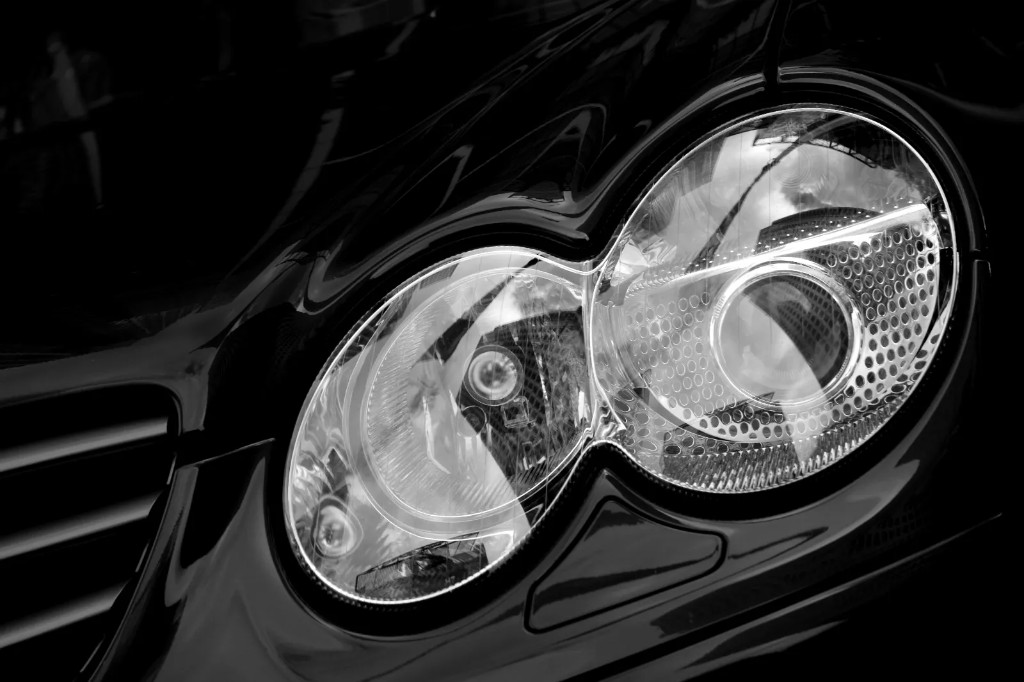 Восстановленное стекло фары после замены в Auto Style