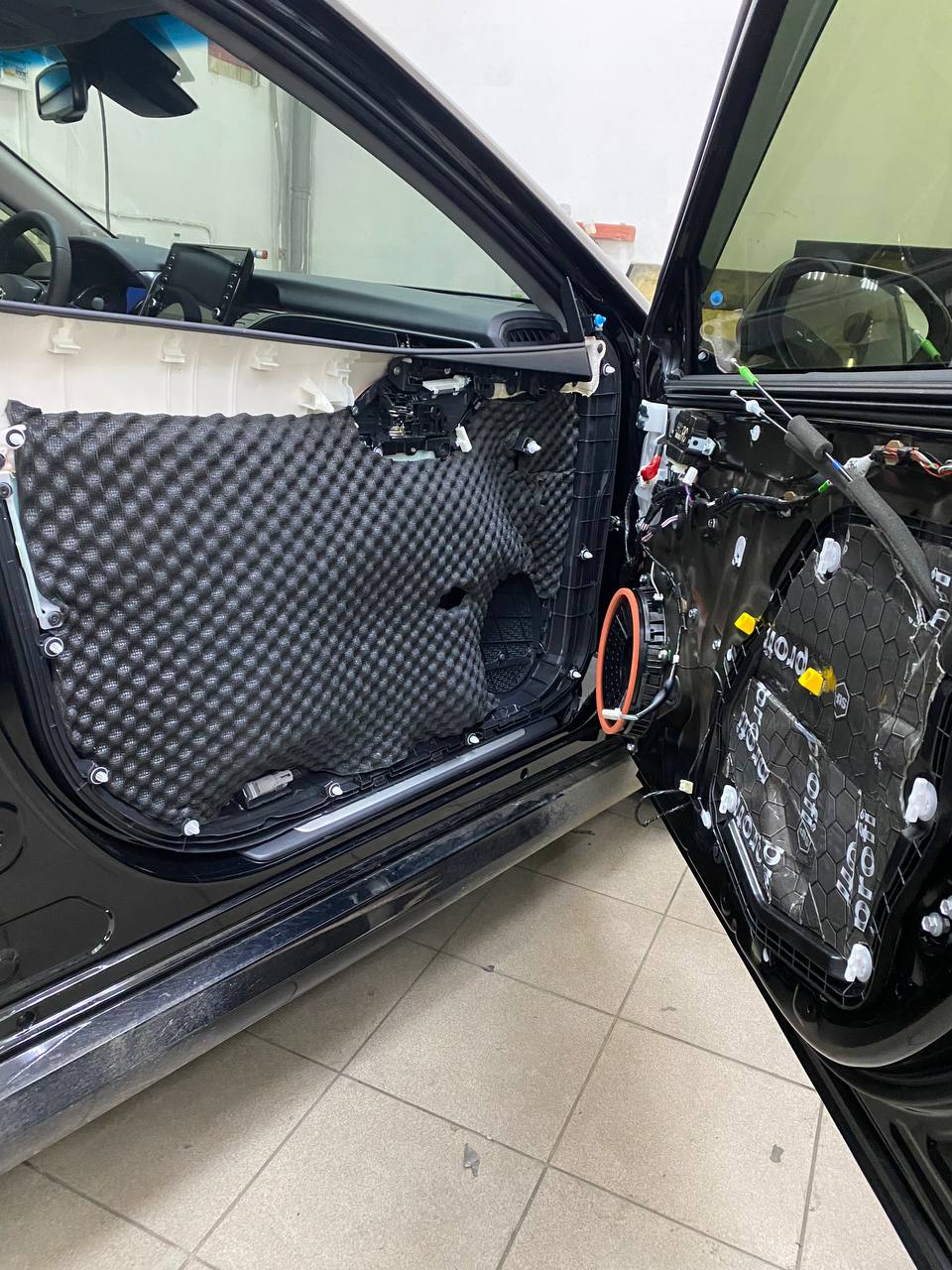 Шумоизоляция дверей и багажника Toyota Camry V70