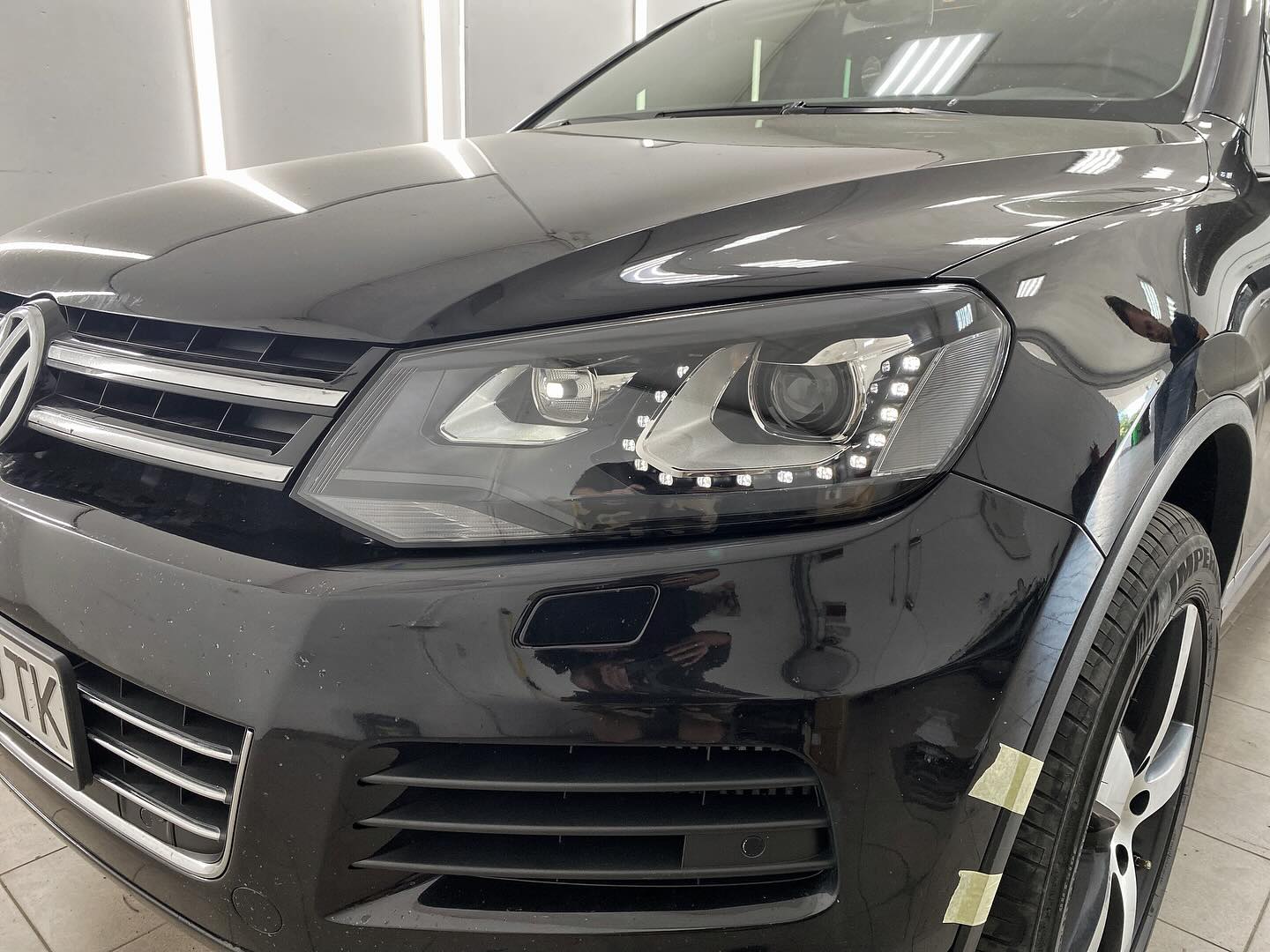 Volkswagen Touareg — установка Bi-LED линз AMS U6